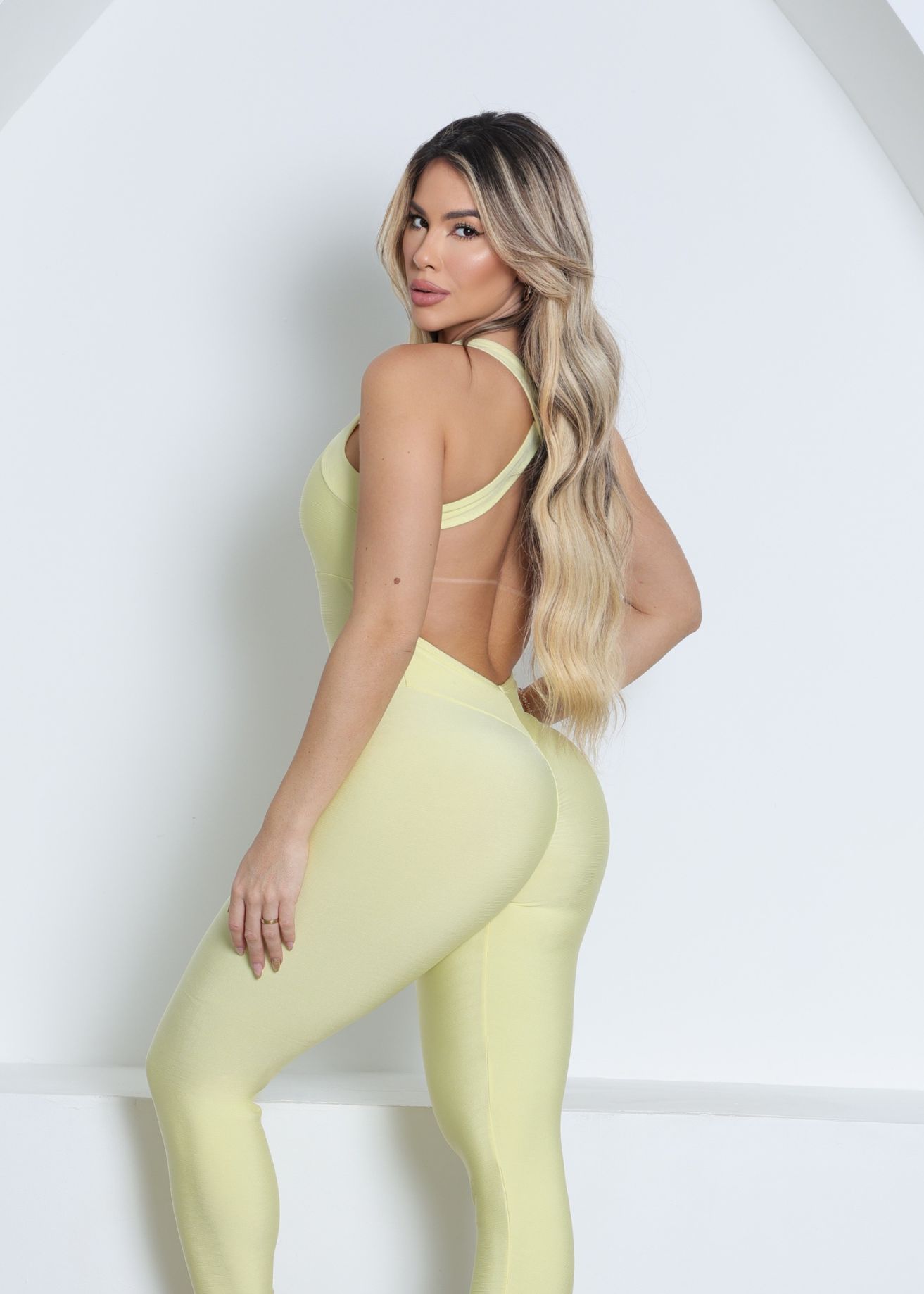 Macacão Fitness Pala Fechada Alças Largas Amarelo Zero Transparência 3 Macacão Fitness Pala Fechada Alças Largas Amarelo Zero Transparência - Imagem 3