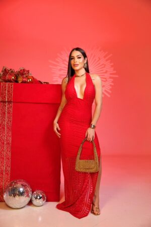 Vestido longo rendado com decote cruzado e fenda